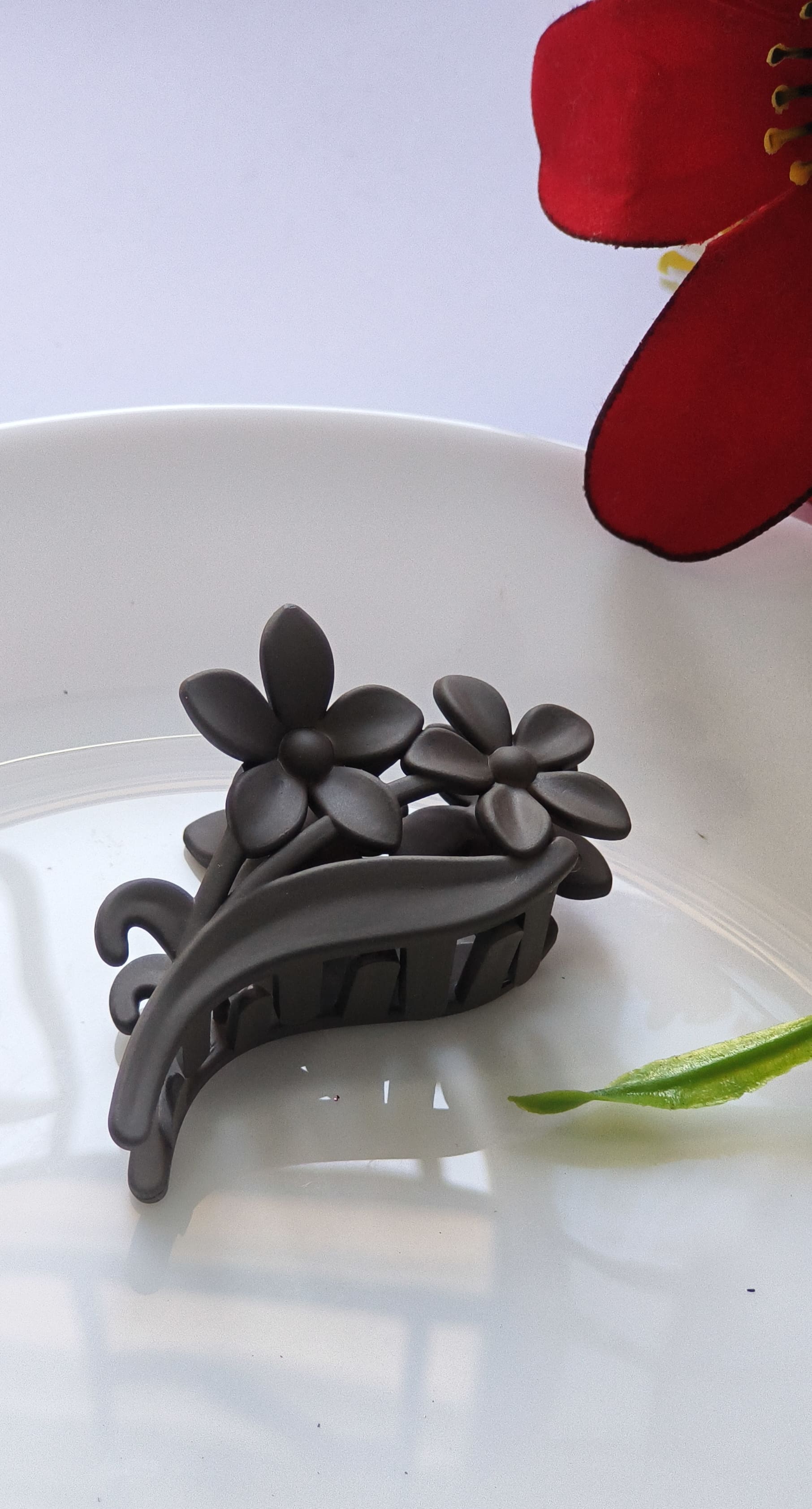 Mat finishing flower pattern clip
