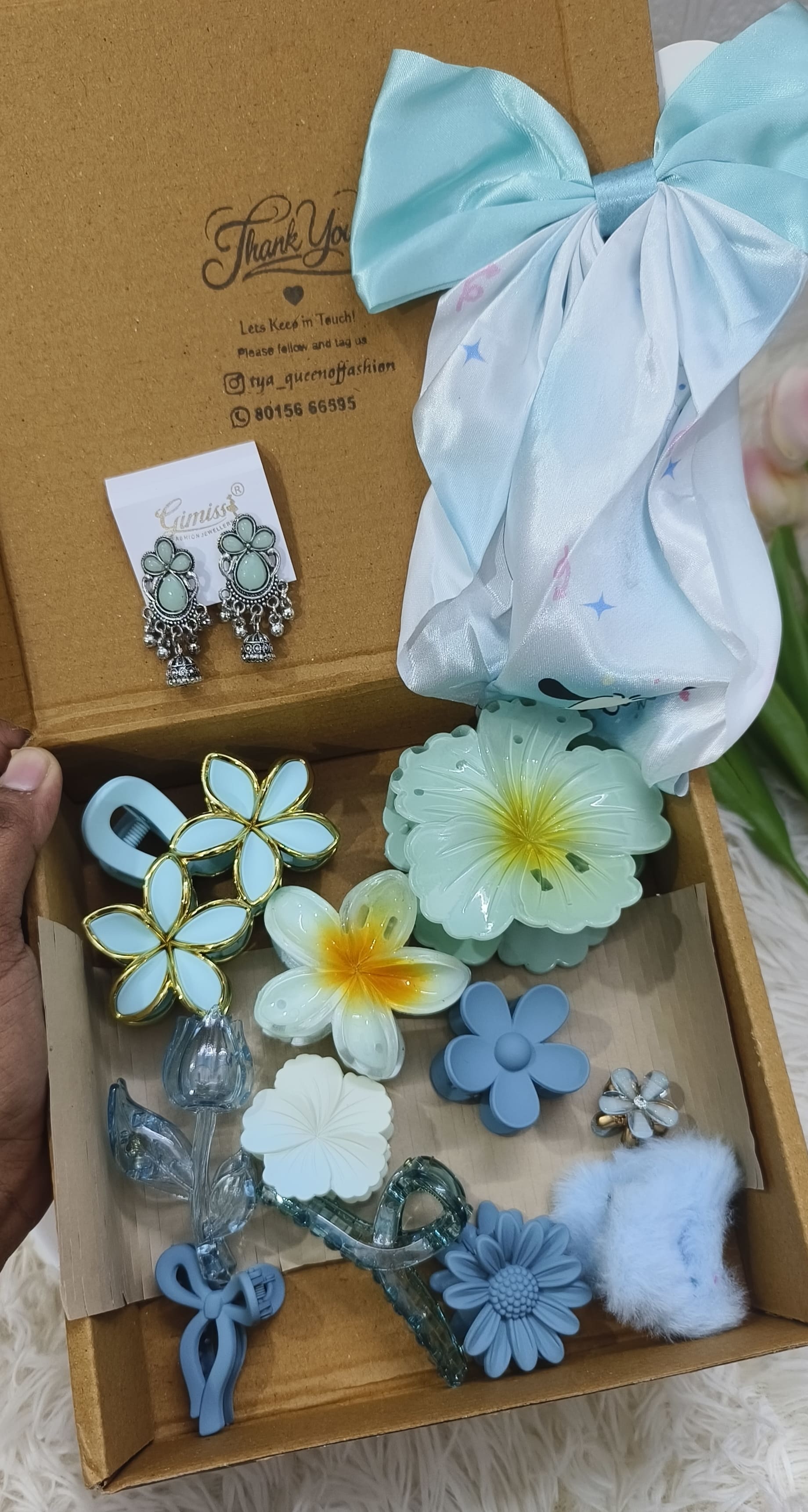 Blue hamper
